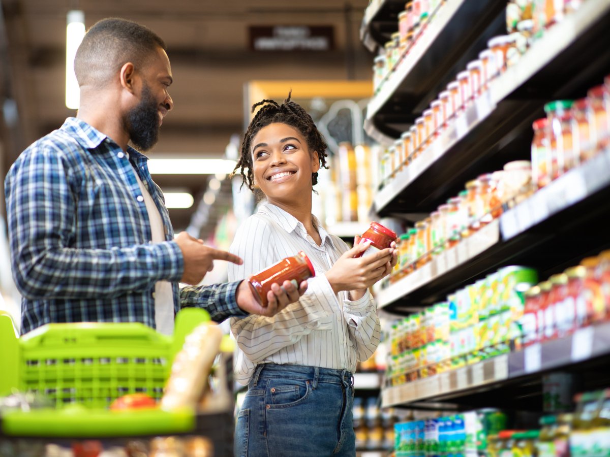 food-bev-happy-family-couple-buying-food